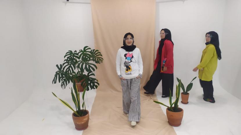 Monel, brand fesyen asal Kota Bandung menggelar virtual fashion show yang disiarkan secara live. 
