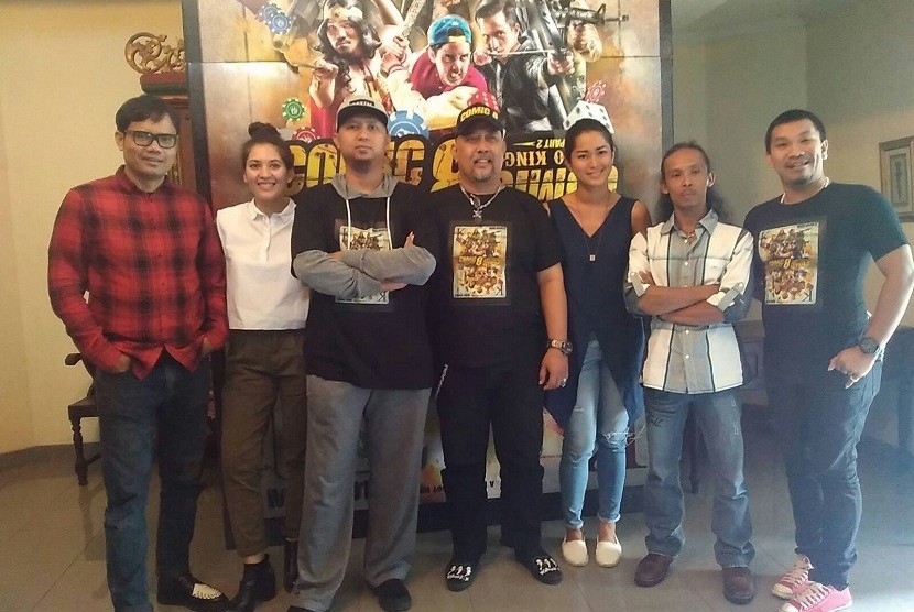 Mongol Stress (paling kanan) bersama sutradara dan pemain film Comic 8