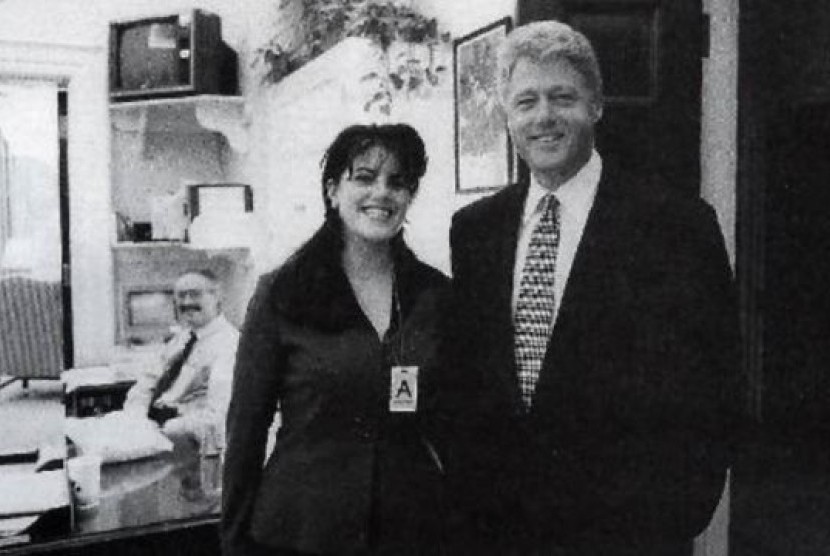 Monica Lewinsky dan Bill Clinton di Gedung Putih. 
