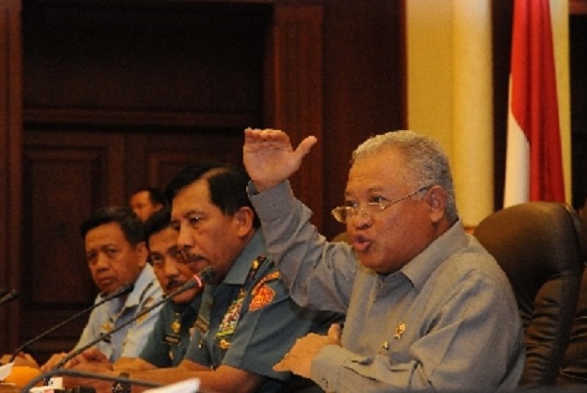 Monister of Defence Purnomo Yusgiantoro (right) speaks during a meeting at the ministry on Wednesday.   