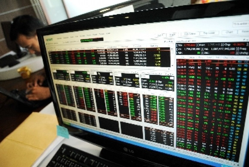 Monitor komputer menampilkan pergerakan saham emiten Indeks Harga Saham Gabungan (IHSG)