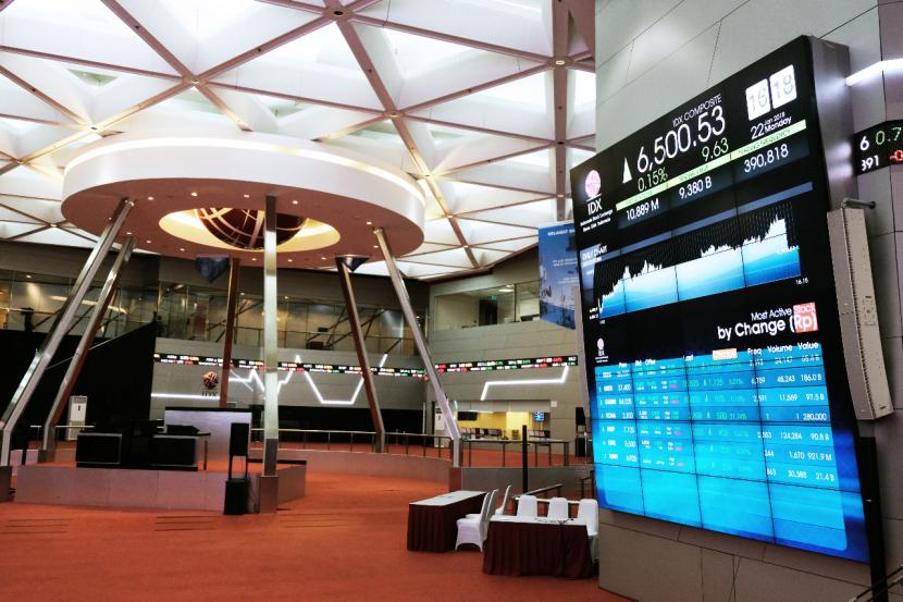 Monitor yang menampilkan perdagangan emiten secara real time di gedung Bursa Efek Indonesia (BEI), Jakarta.