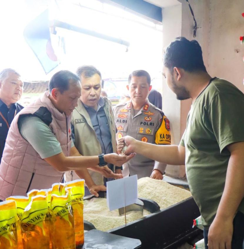 Monitoring beras dilakukan di sejumlah pasar induk/pasar tradisional, retail modern, gudang Bulog di wilayah hukum Polda Jabar