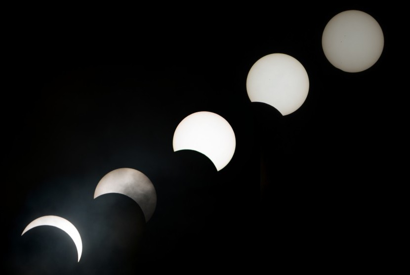 Montase foto gerhana matahari saat bayangan bulan bergeser hingga hingga bayangan bulan terbuka semua (Ilustrasi)