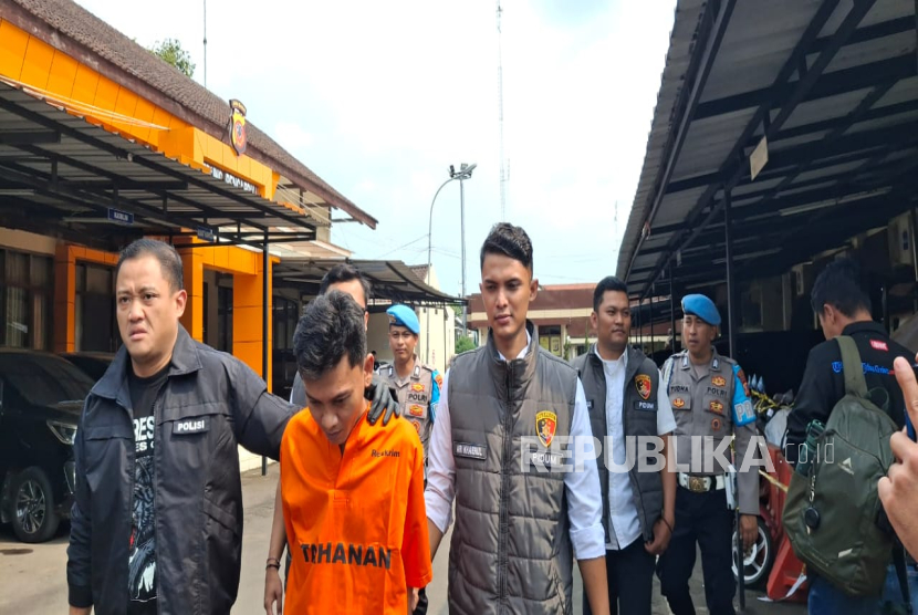 Montir asal Jawa Tengah berinisial WA (33) ditangkap Satuan Reserse Kriminal Polres Cimahi karena melakukan penipuan terhadap dua orang wanita