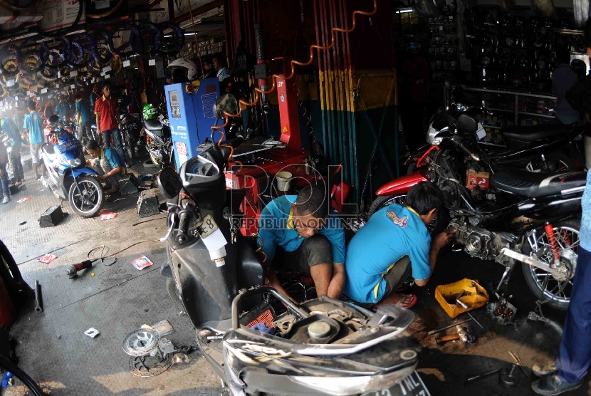 Banyaknya kendaraan bermotor yang beredar di pasaran, mendorong peningkatan penggunaan minyak pelumas. Tampak mekanik memperbaiki kendaraan bermotor di salah satu bengkel di Kawasan Pasar Minggu, Jakarta Selatan, Rabu (1/7). (Republika/Agung Supriyanto)