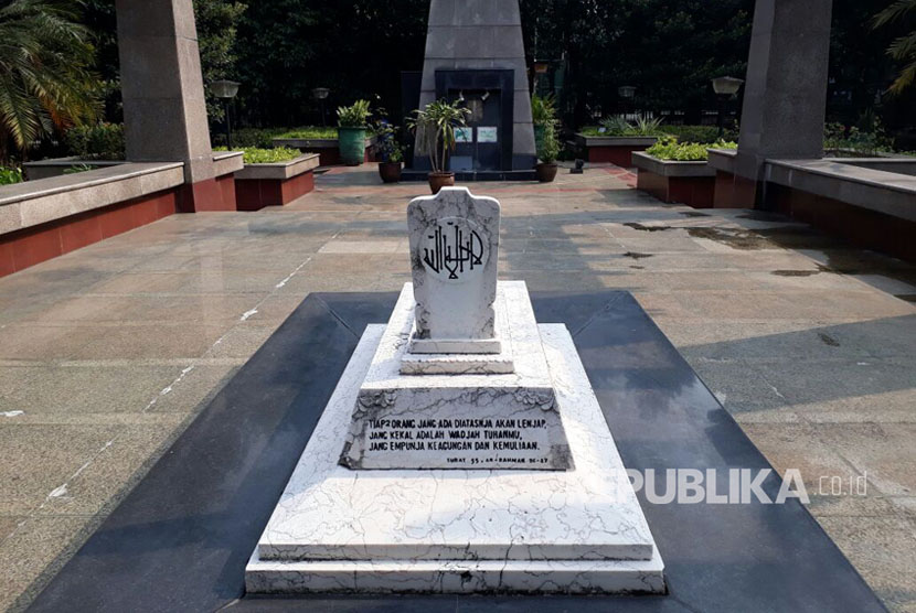 Monumen Ade Irma Suryani Nasution di kawasan Kantor Wali Kota Jakarta Selatan dalam kondisi tak terawat, Selasa (19/9). 