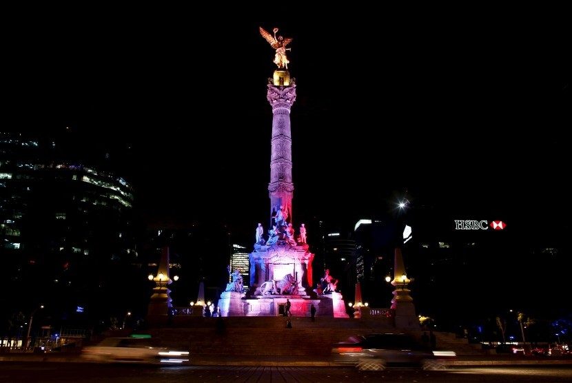 Monumen Angel de la Independencia di Mexico City menyala dengan warna bendera Prancis, sebagai bentuk simpati atas teror Paris, Sabtu (14/11).