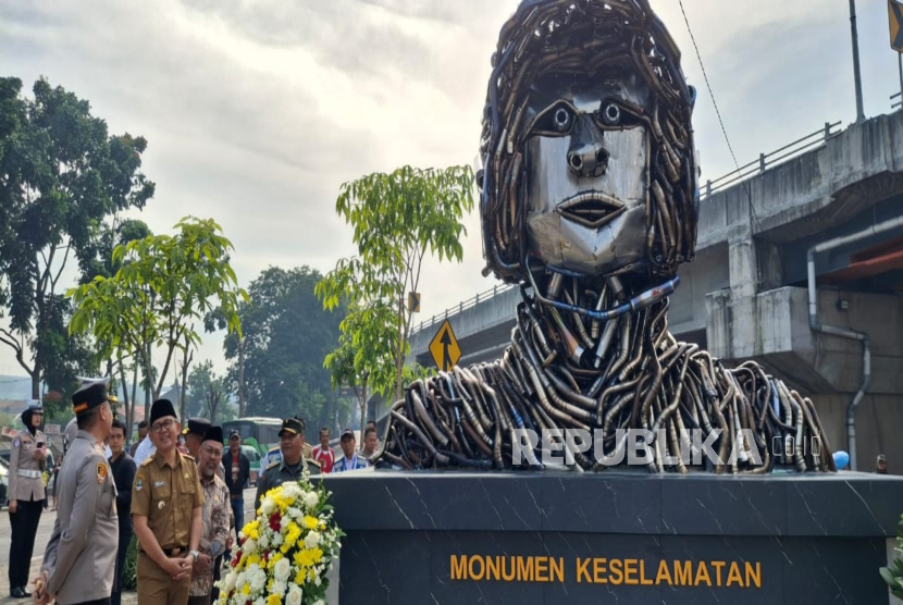 Monumen berbentuk helm berbahan knalpot brong tersimpan di Simpang Padalarang, Kabupaten Bandung Barat (KBB).