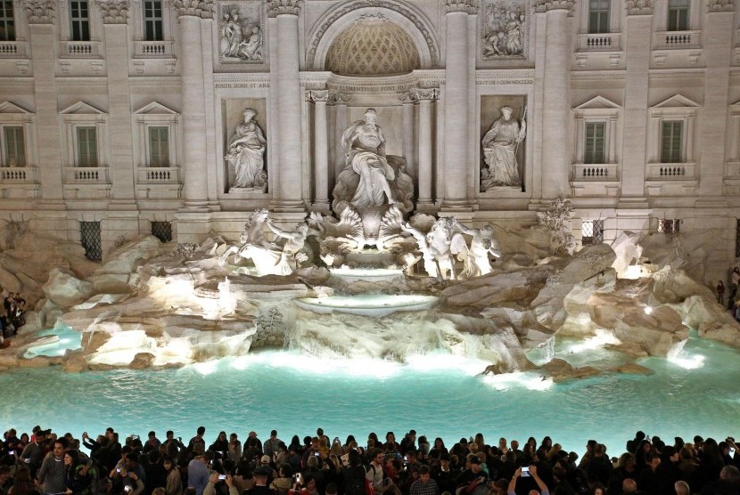 Monumen bersejarah Italia, Trevi Fountain.