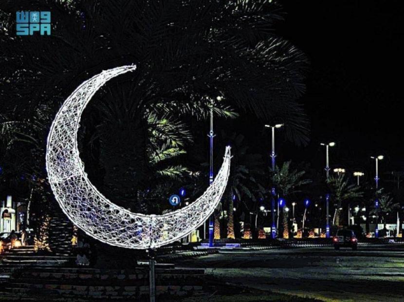 Monumen bulan sabit di Arab Saudi