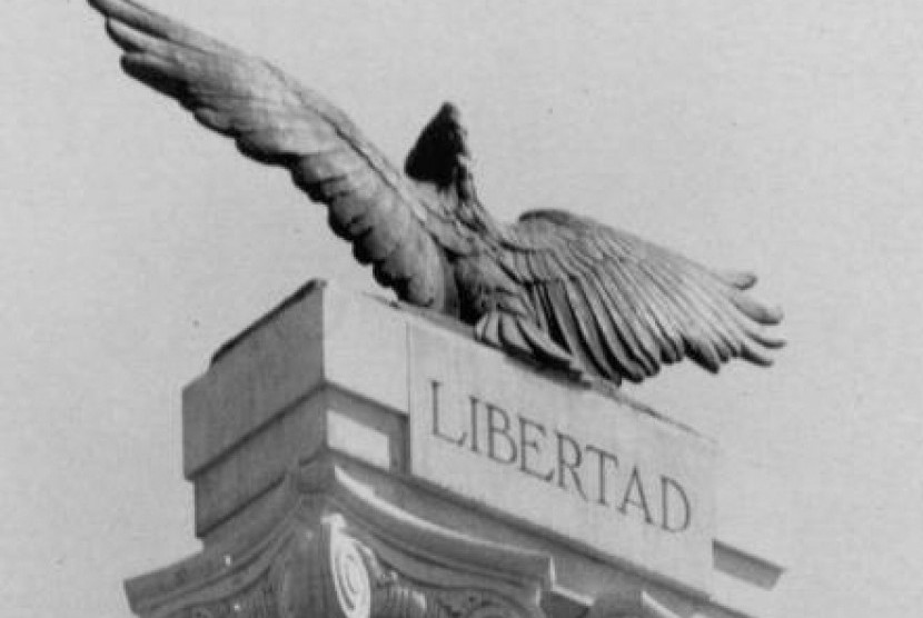 Monumen elang untuk memperingati korban USS Maine di Havana, Kuba. Patung elang tersebut kini telah hancur.