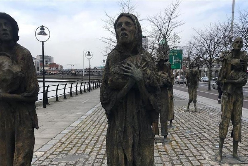 Monumen 'Great Famine  di Costum House Quay di  Dublin Docklands, Irelandia.