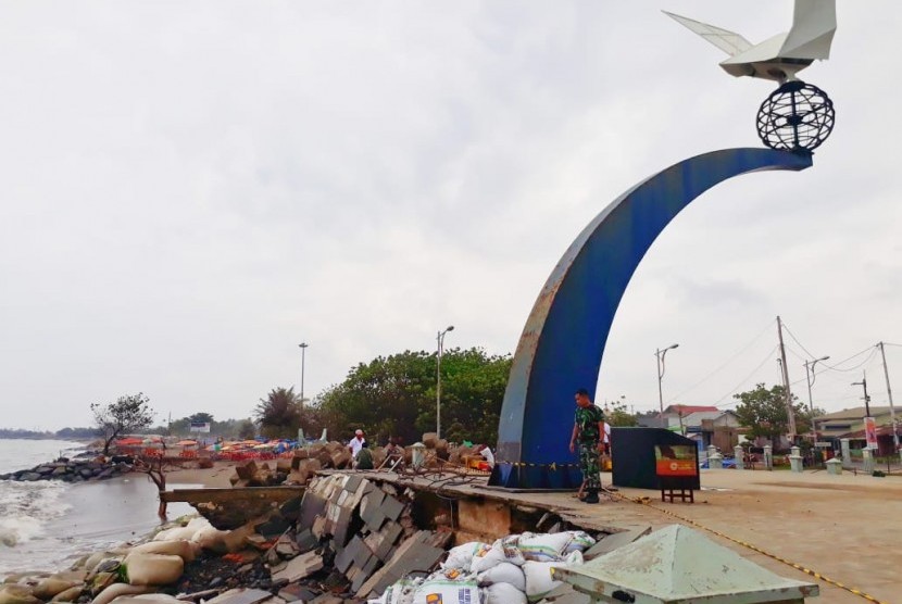 Monumen Merpati Perdamaian di Kawasan Pantai Muaro Lasak, Kota Padang, Kamis (31/10) nyaris ambruk karena Abrasi.