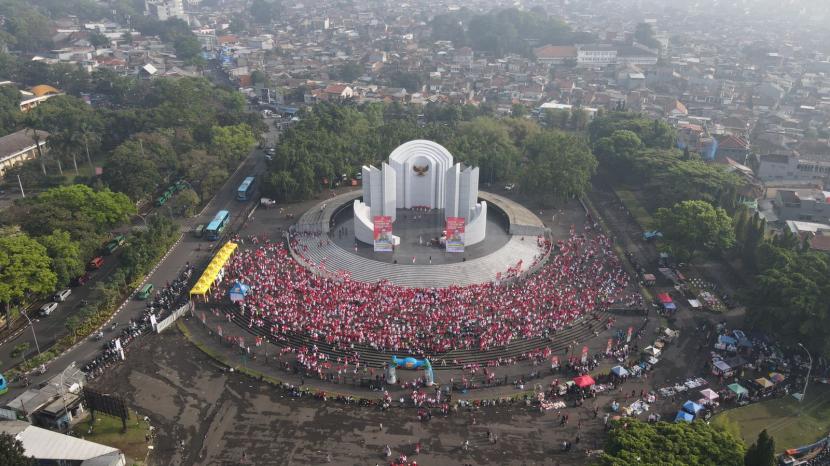 Monumen Perjuangan Kota Bandung gegap gempita dengan kehadiran emak-emak yang mengikuti kegiatan senam bersama Gubernur Jabar Ridwan Kamil..