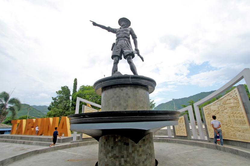 Monumen Tilongolo Nani Wartabone, Kota Gorontalo, Gorontalo. Bangunan ini didirikan untuk mengenang Hari Patriotik 23 Januari 1942.