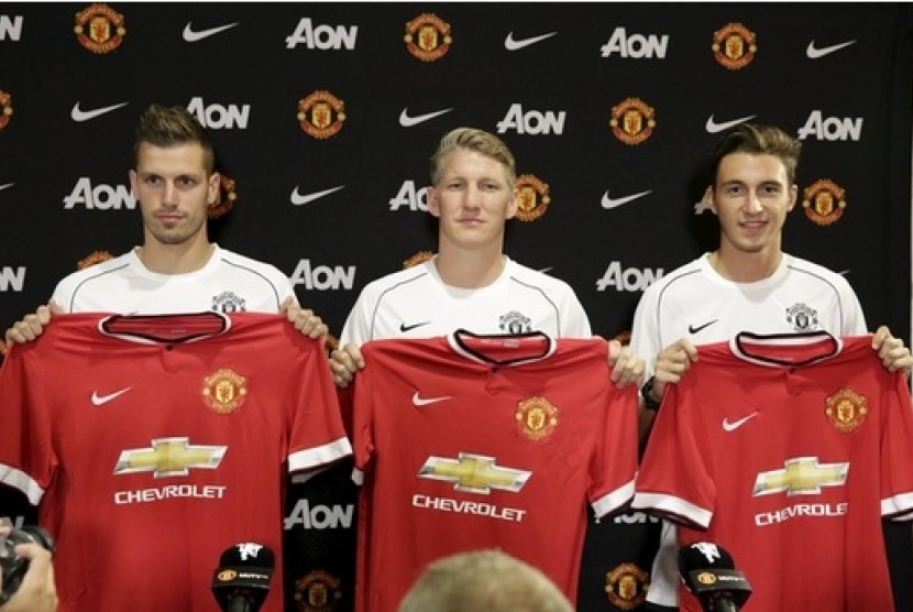 Morgan Schneiderlin (kiri), Bastian Schweinsteiger (tengah) dan Matteo Darmian