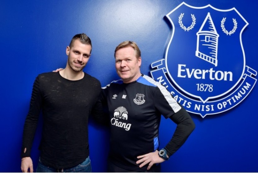 Morgan Schneiderlin (kiri) bersama pelatih Everton Ronald Koeman.