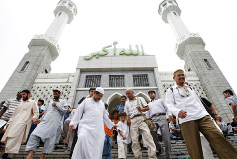 Moslem Korea usai menunaikan shalat di salah satu Mesjid di Seoul. (Sumber foto: onislam.net