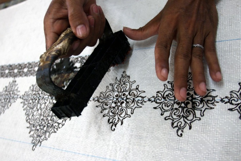 Motif khas Aceh bisa dituangkan dalam banyak desain, tak hanya busana tapi juga tas.