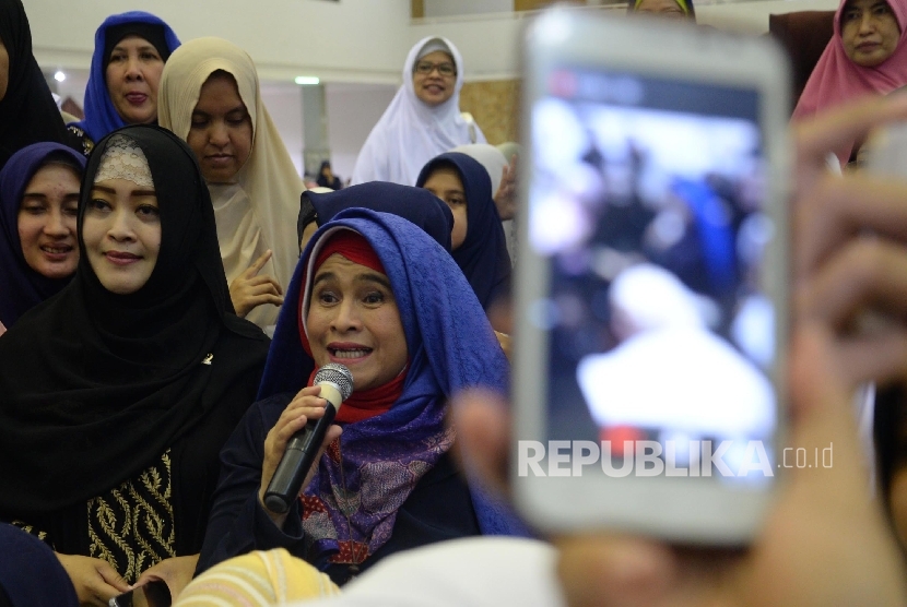 Motivator dan Aktivis Muslimah Neno Warisman (kanan), dan Fahira Idris (kiri) berorasi saat Peluncuran Gerakan Kemenangan (Gema) Jakarta  (Ilustrasi)