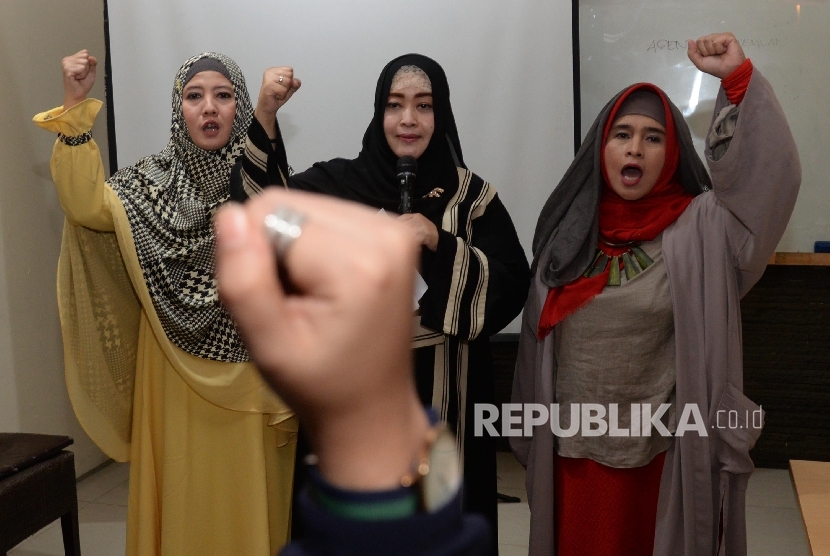 A member of Regional Representatives Council Fahira Idris (center) receives a murder threat in a Twitter post of a netizen namely Nathan Suwanto. 