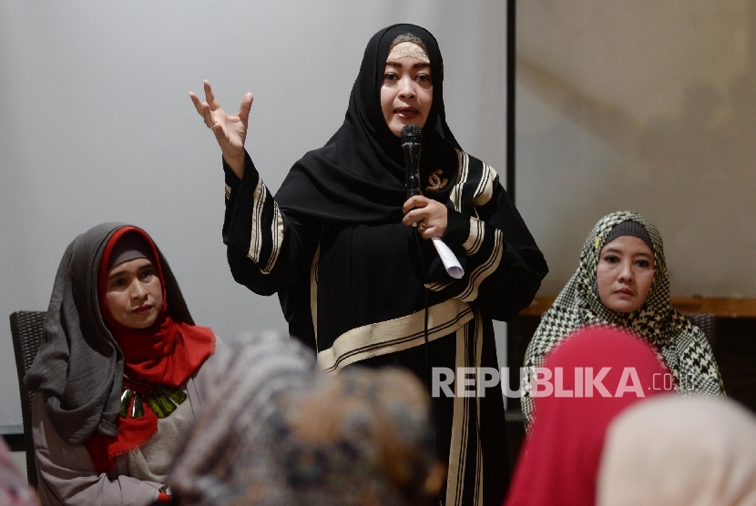 Motivator dan Aktivis Muslimah Neno Warisman (kiri), Fahira Idris (tengah), dan Peggy Melati Sukma saat Peluncuran Gerakan Muslimah Memilih Pemimpin (GMMP), Depok, Jabar, Ahad (12/2).