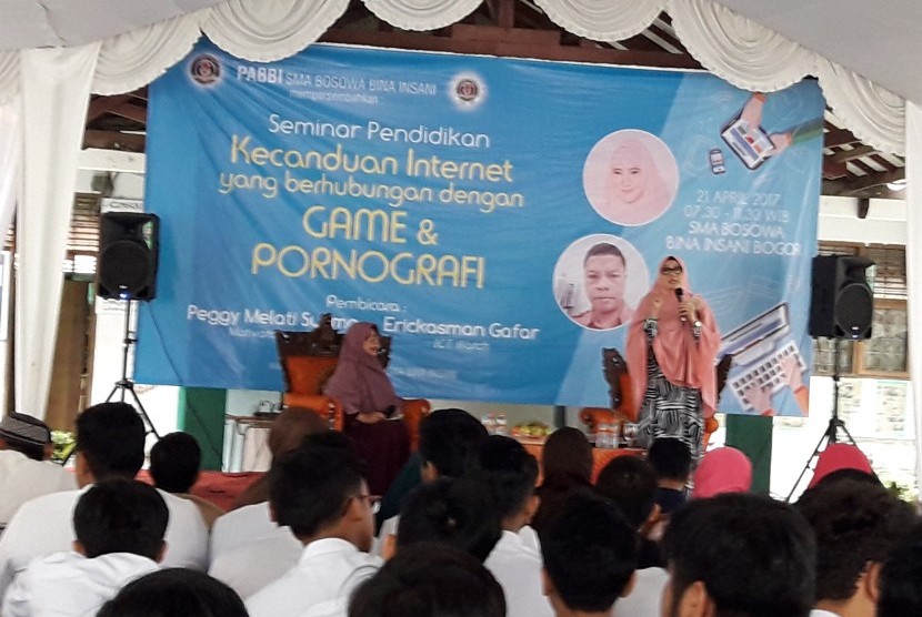 Motivator dan inspirator hijrah Peggy Melati Sukma menjadi nara sumber seminar dampak negatif internet di SMA BBI  Bogor, Jumat (21/4).