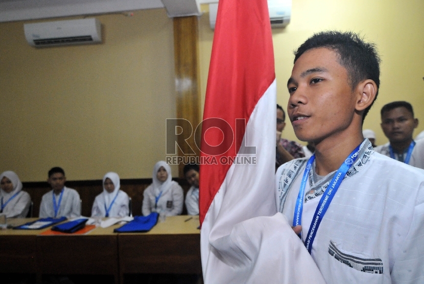 Motivator dari Forum Koordinasi Pencegahan Terorisme (FKPT) memberikan materi Deradikalisme dan nasionalisme kepada sejumlah siswa di SMK Negeri 35 Jakarta , Jumat (18/9).