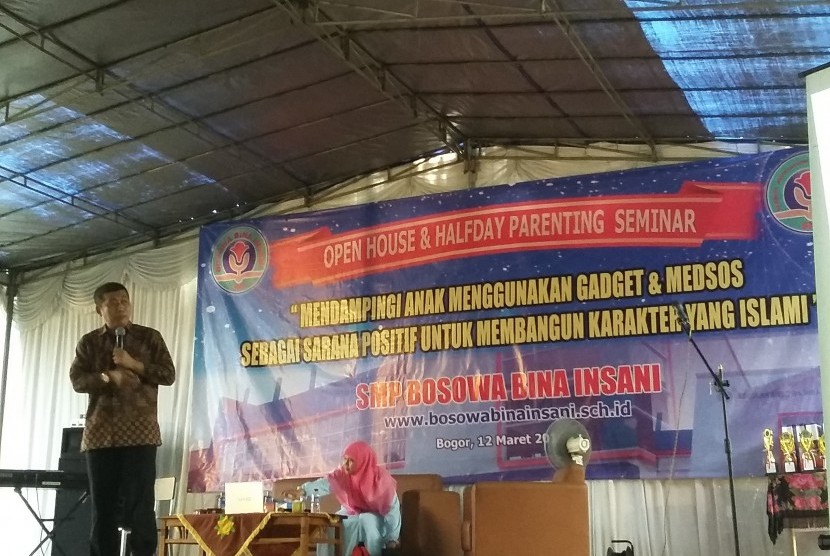 Motivator Jamil Azzaini berbagi kiat menjadi orang tua yang menyenangkan pada seminar parenting yang digelar SMP Bosowa Bina Insani di Bogor, Sabtu (12/3).