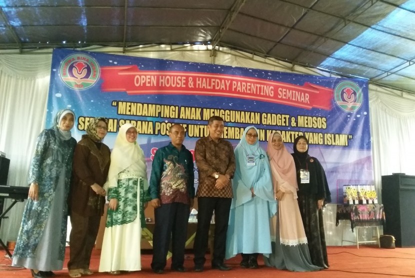 Motivator Jamil Azzaini (keempat dari kanan) berfoto bersama Pengurus Yayasan Bosowa Bina Insani (YBBI), Kepala SMP Bosowa Bina Insani dan Pengurus PABBI SMP Bosowa Bina Insani  usai seminar parenting tentang gadget dan medsos di SMP Bosowa Bina Insani Bogor, Jawa Barat, Sabtu (12/3).