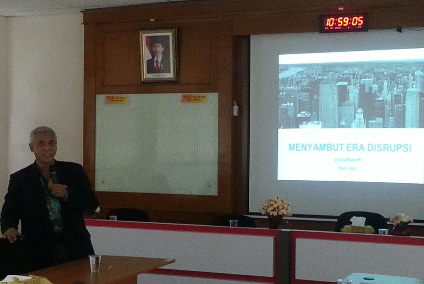 Motivator Nasional Abdul Basith berbicara dalam  acara Knowledge Sharing yang berlangsung di Departemen Manajemen, Fakultas Ekonomi dan Manajemen (FEM), Institut Pertanian Bogor (IPB), Bogor Rabu (27/12) lalu. 