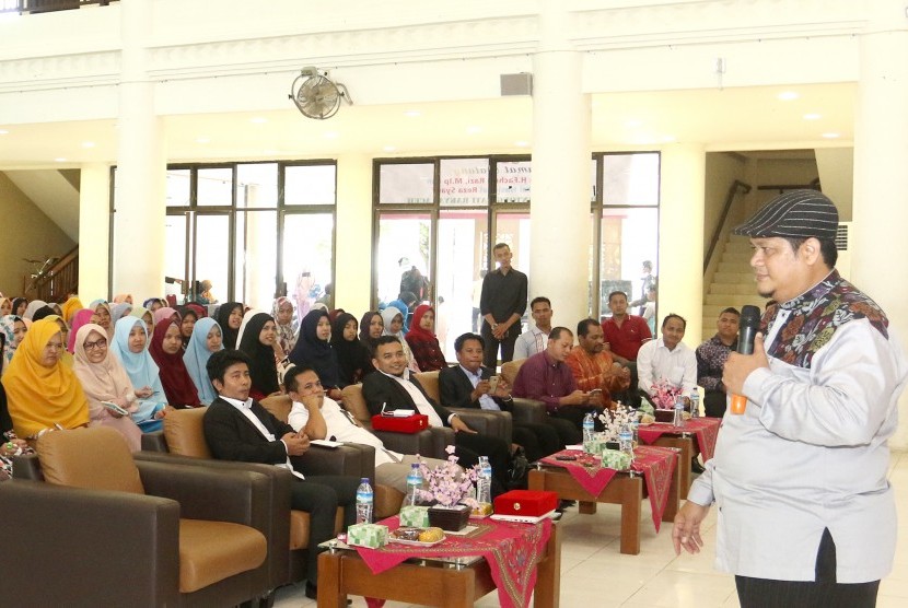 Motivator nasional Reza Syarif memberikan materi pada Sekolah Pemimpin Muda Aceh (SPMA) di hadapan 1.000 mahasiswa Universitas Islam Negeri (UIN) Ar-Raniry, Kamis (11/1) di Auditorium Prof Ali Hasjmy Darussalam, Banda Aceh.