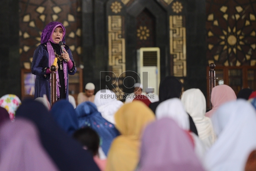 Motivator Neno Warisman memberikan tausiyah singkat dalam rangkaian Dzikir Nasional 2015 yang diadakan di Masjid At-Tin, Jakarta Timur, Kamis (31/12). (Republika/Raisan Al Farisi)