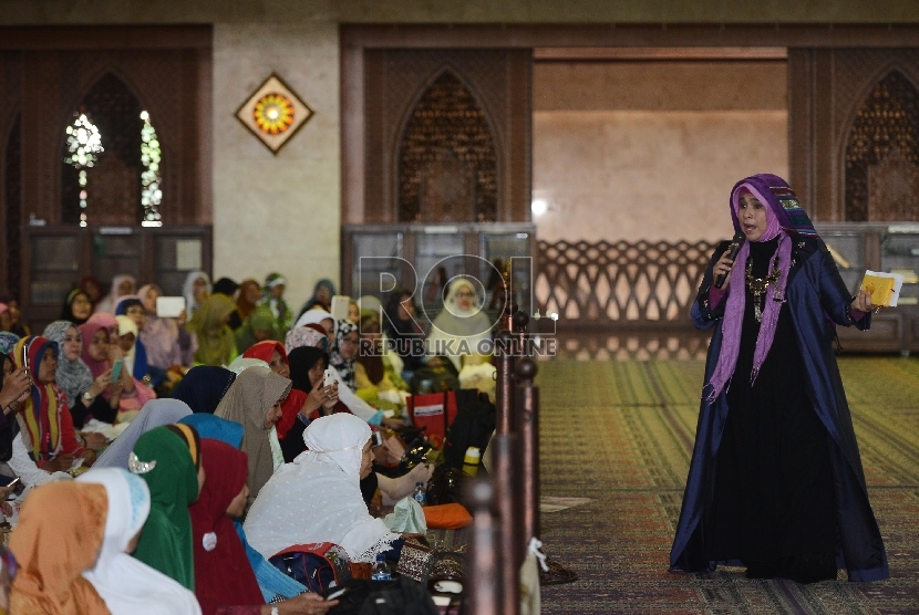  Motivator Neno Warisman memberikan tausiyah singkat dalam rangkaian Dzikir Nasional 2015 yang diadakan di Masjid At-Tin, Jakarta Timur, Kamis (31/12). (Republika/Raisan Al Farisi) 