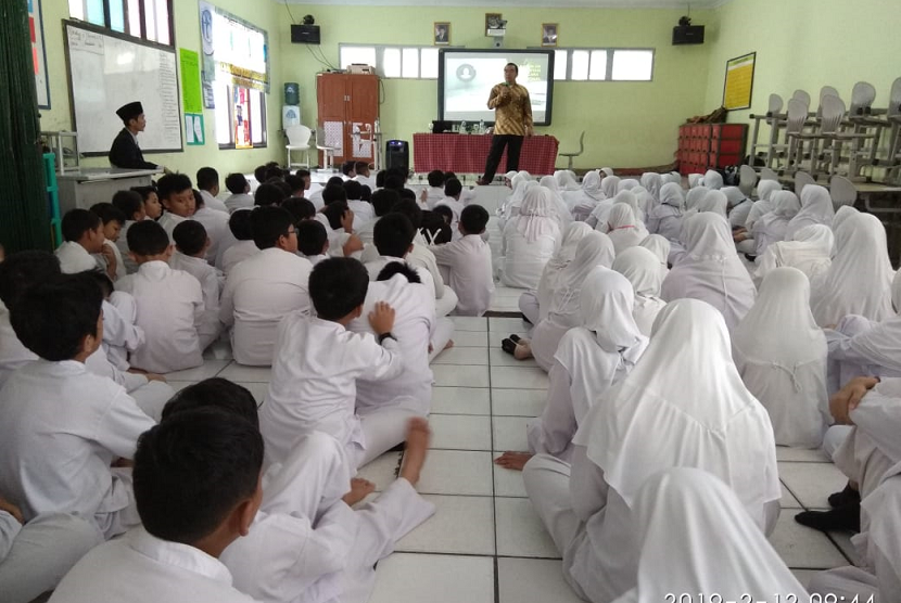 Motivator Ridwan Hasan Saputra (RHS) memberi memotivasi siswa kelas 6 SDI Al Azhar 10 Serang.