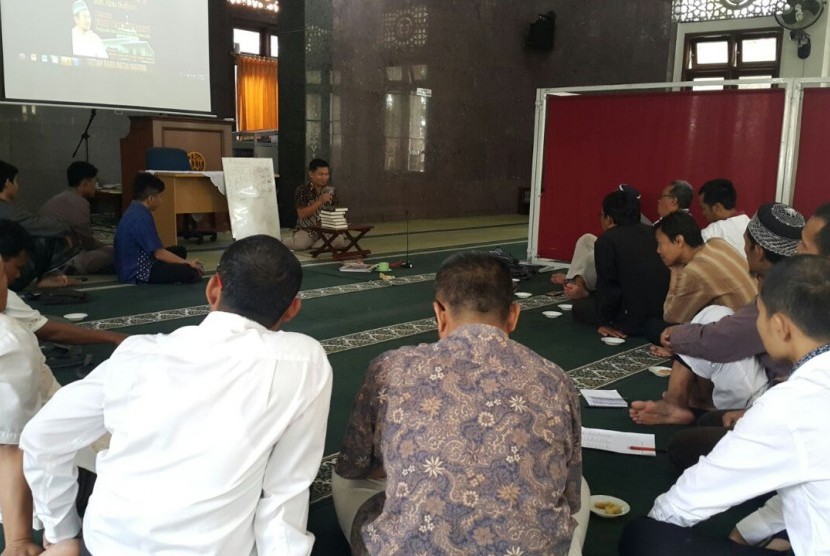 Motivator Supardi Lee sedang mengisi kajian 'Ngaji dan Sinergi Bisnis' di Masjid Alumni IPB Bogor, Jawa Barat.