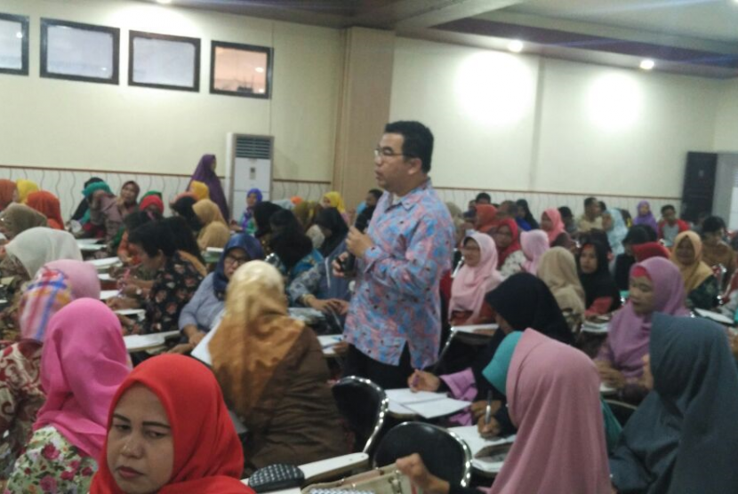 Motivator Suprarasional, Raden Ridwan Hasan Saputra berbagi pengalaman dengan guru di Banggai.