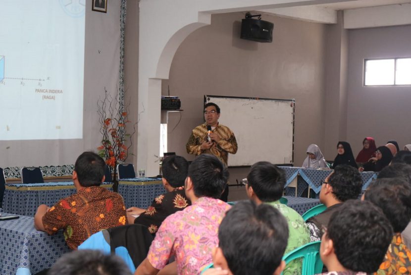 Motivator Suprarasional, Ridwan Hasan Saputra saat menjadi pembicara di SMA AL Irsyad Al Islamiyyah Purwokerto.