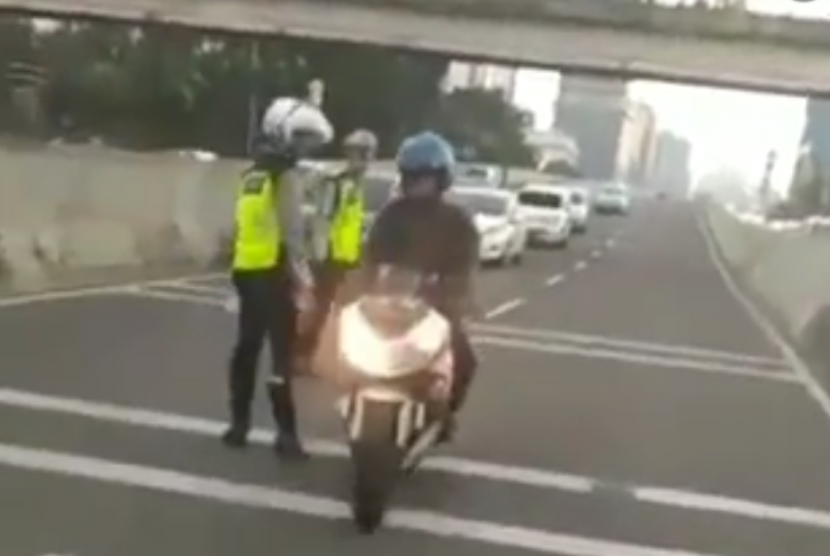 Motor beratribut militer yang melintas di Jalan Layang Non-Tol (JLNT) Casablanca.