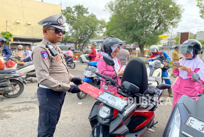 Motor dinas terjaring razia Kendaraan Tidak Melakukan Daftar Ulang (KTMDU) di Terminal Indramayu karena mengganti plat merah dengan plat putih, Senin (10/2/2025).