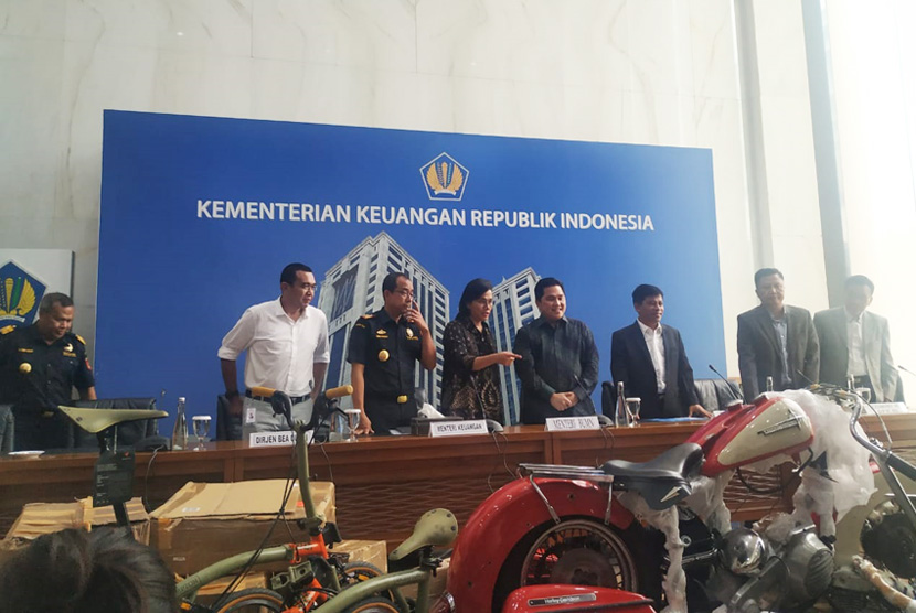 Motor Harley Davidson dan sepeda Brompton yang diselundupkan dalam pesawat Garuda Indonesia ditunjukkan dalam konferensi pers di Gedung Kemenkeu, Jakarta, Kamis (5/12).