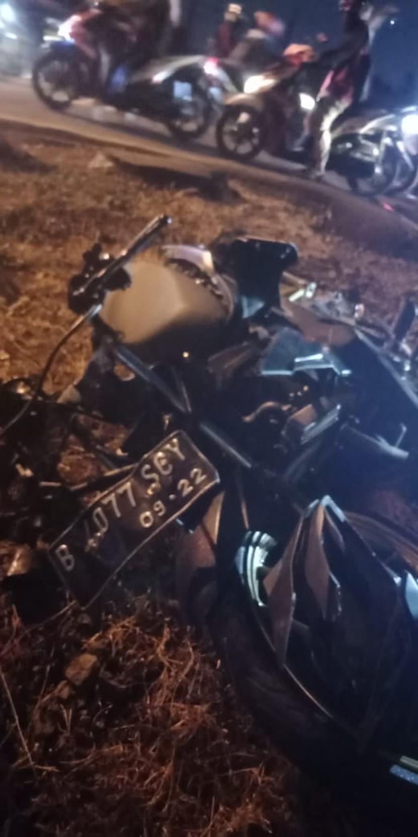 Motor milik korban, AM yang tertabrak kereta di perlintasan Bulak Kapal, Bekasi Timur, Rabu (19/8).