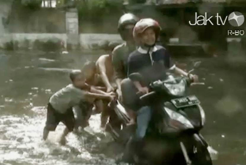 Motor mogok akibat banjir di Jakarta