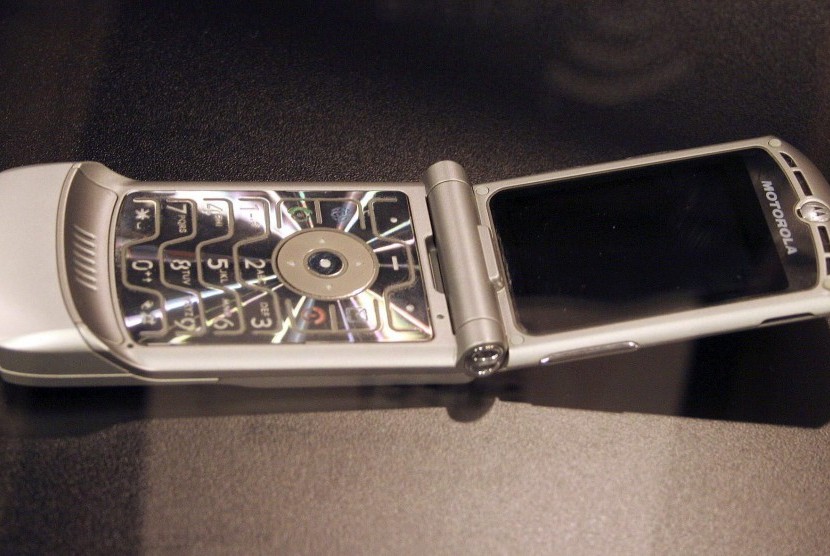 Motorola Razr V3 yang keluar tahun 2005.