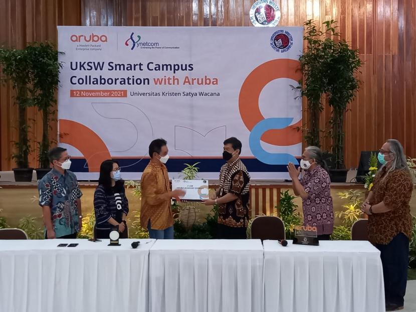 MoU Universitas Kristen Satya Wacana (UKSW) dan Aruba yang ditandatangani oleh rektor UKSW, Neil Semuel Rupidara dan Aruba Country Manager, Robert Suryakusuma.  