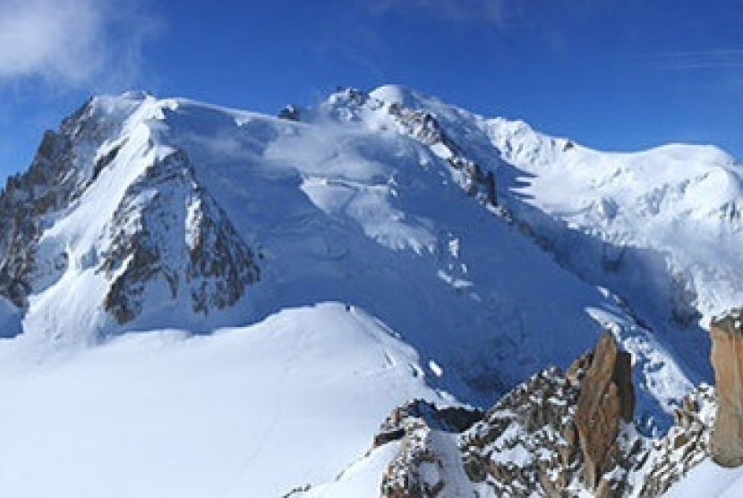 Mount Blanc is seen from the Rébuffat platform on Aiguille du Midi. (illustration)