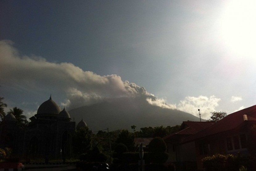 Mount Gamalama in Maluku Islands erupts as high as 1,000 meters recently. (illustration)