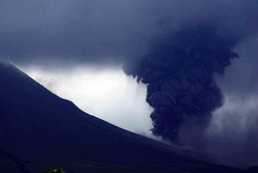 Mount Lokon in North Sulawesi spews volcanic ash (file photo)  