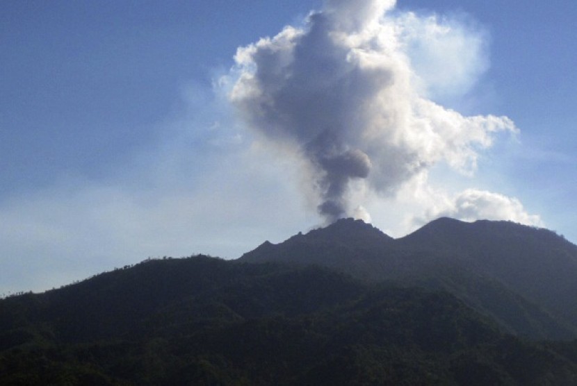 Mount Rokatenda spews volcanic smoke on Palue Island, Indonesia, on Monday Aug 12, 2013.